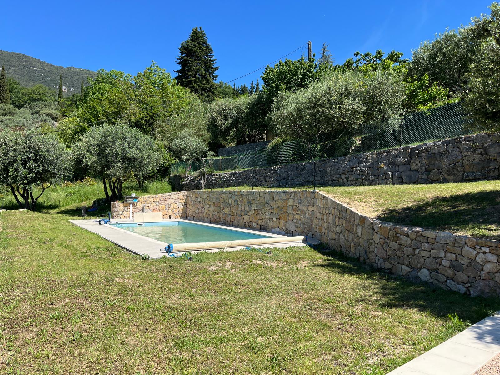 Swimming pool with dry-stone walls